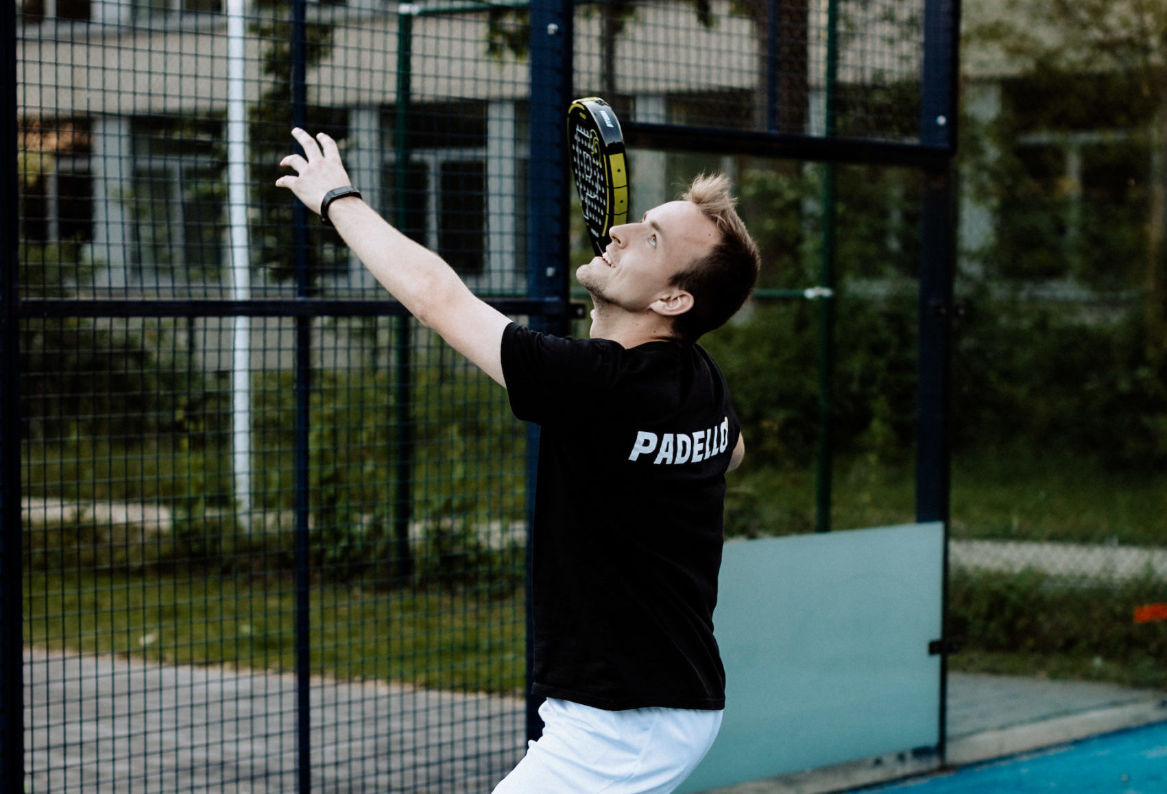 Padel-Spieler beim Schmetterball