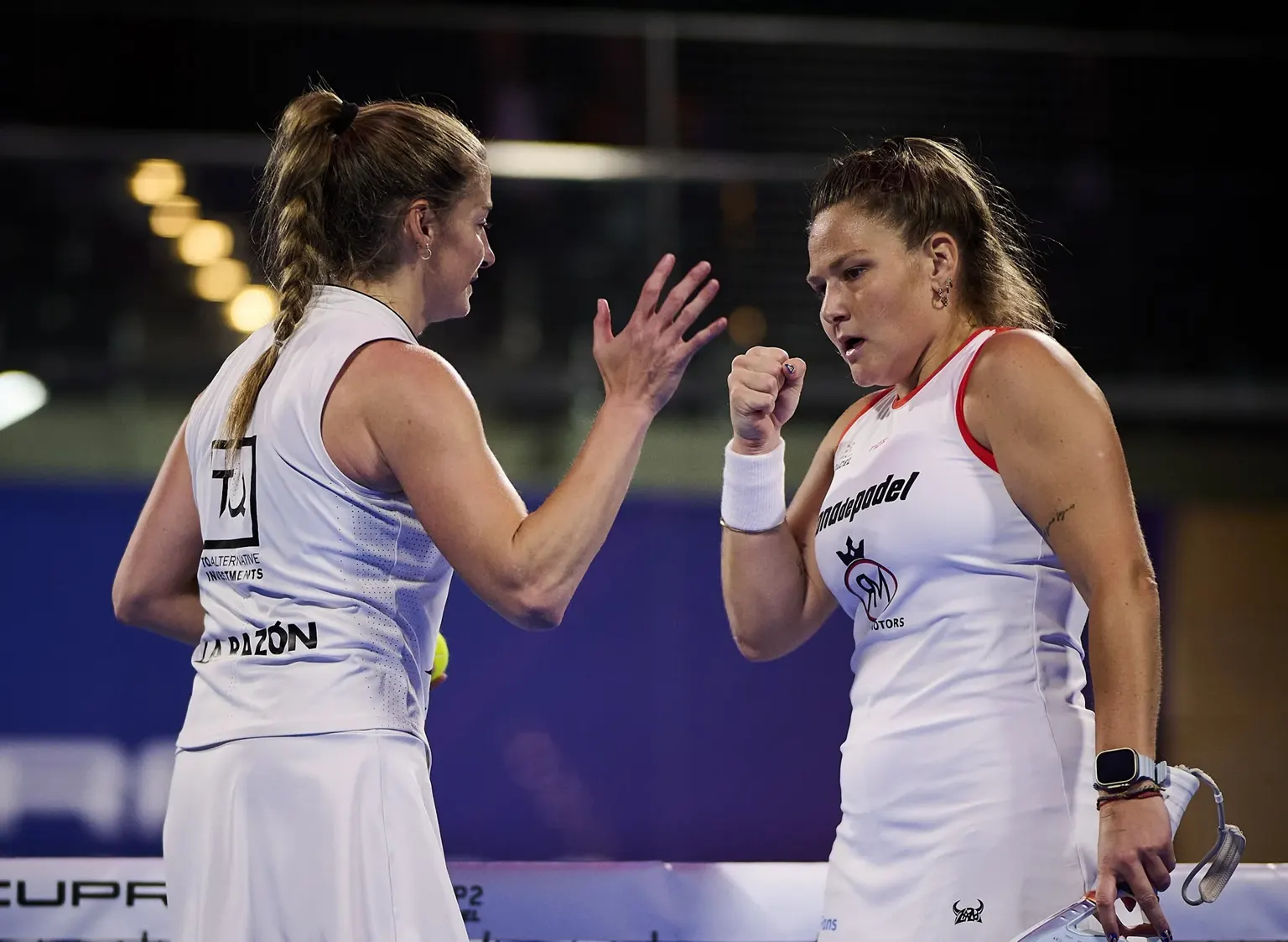 Alejandra Salazar und Aranzazu Osoro auf dem Court in Düsseldorf
