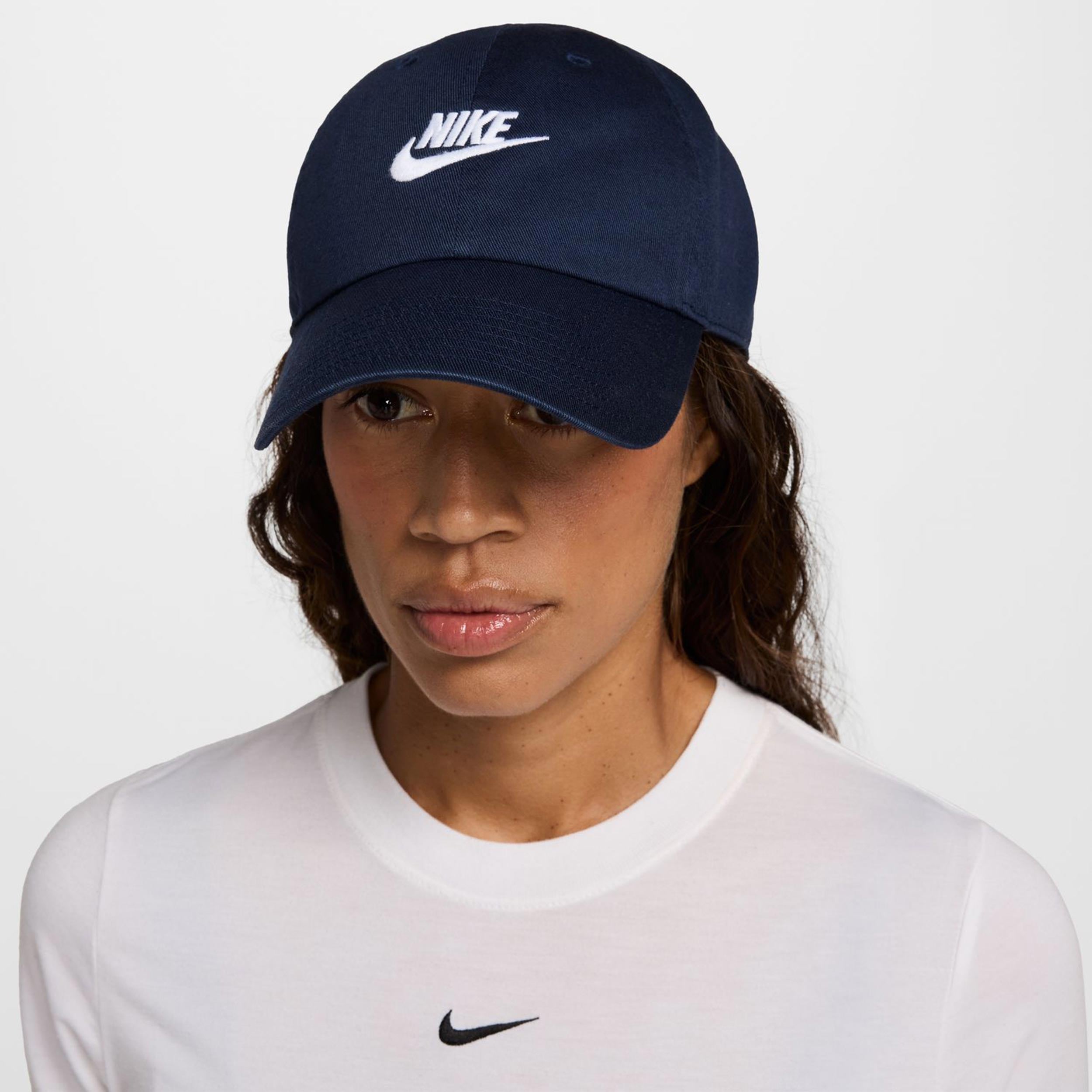 Nike Club Futura Metal Swoosh Cap - Dunkelblau, Weiß